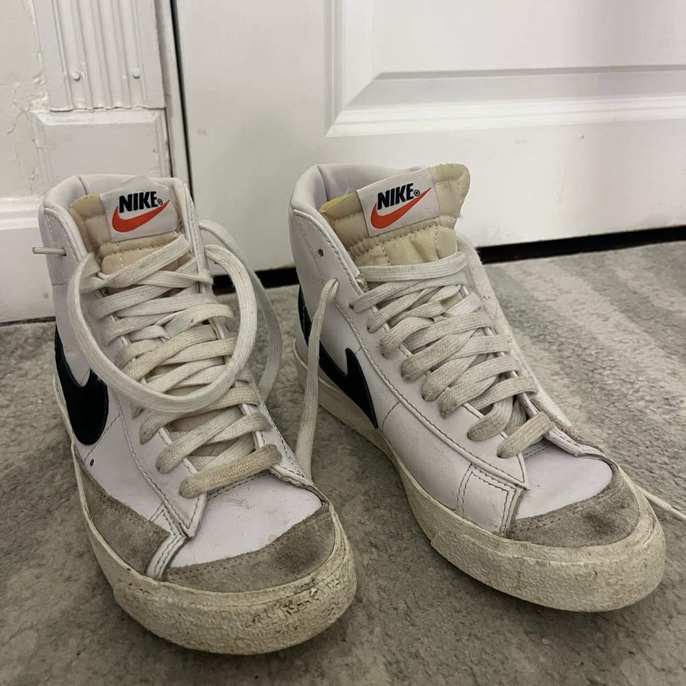 Nike Women's Blazer Mid 77 Shoes